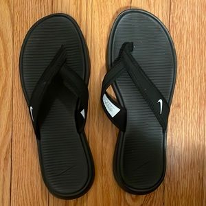 Black Nike flip-flops